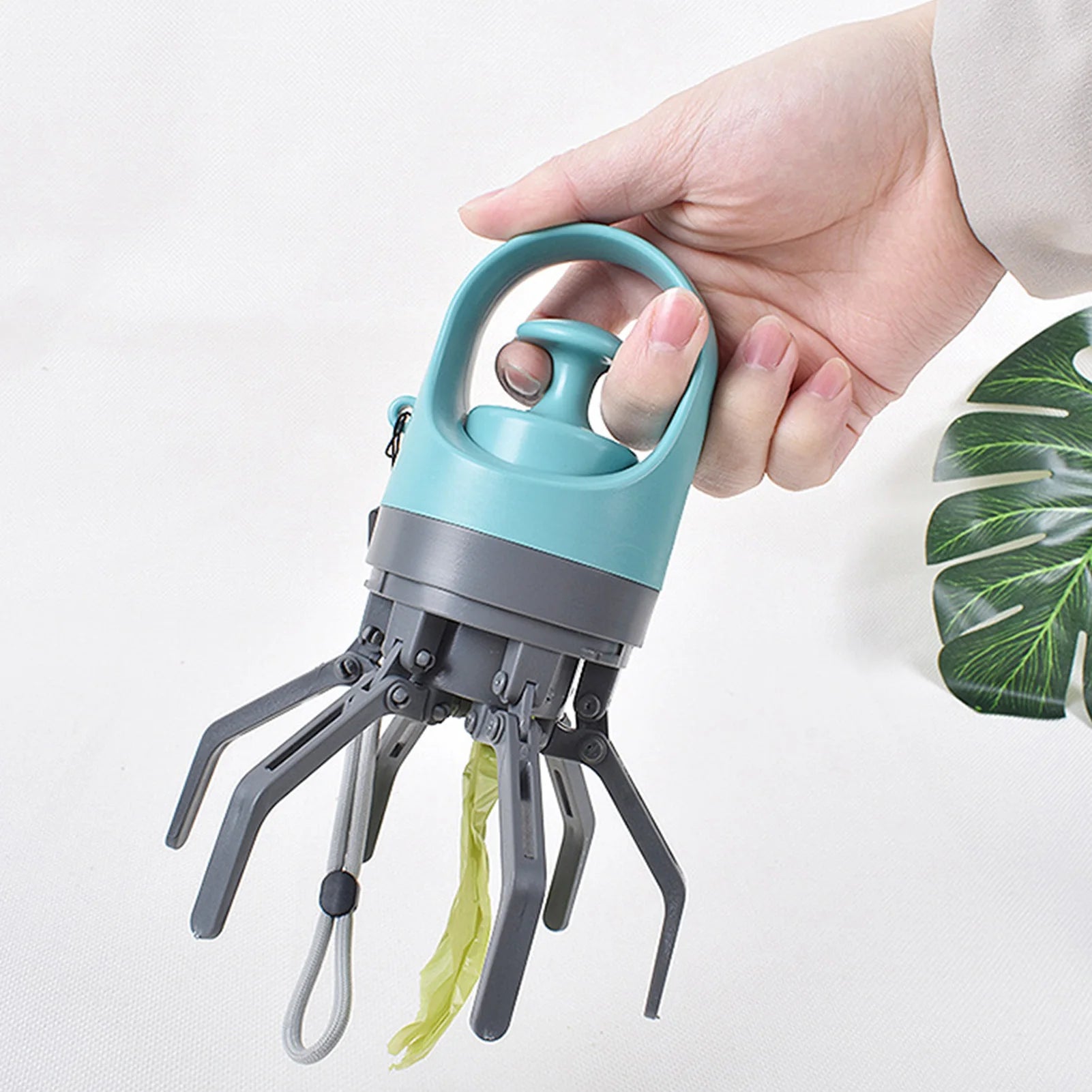 Zero Contact Dog Waste Picker - Lightweight Portable Poop Scooper with Bag Dispenser for Hassle-Free Outdoor Walks